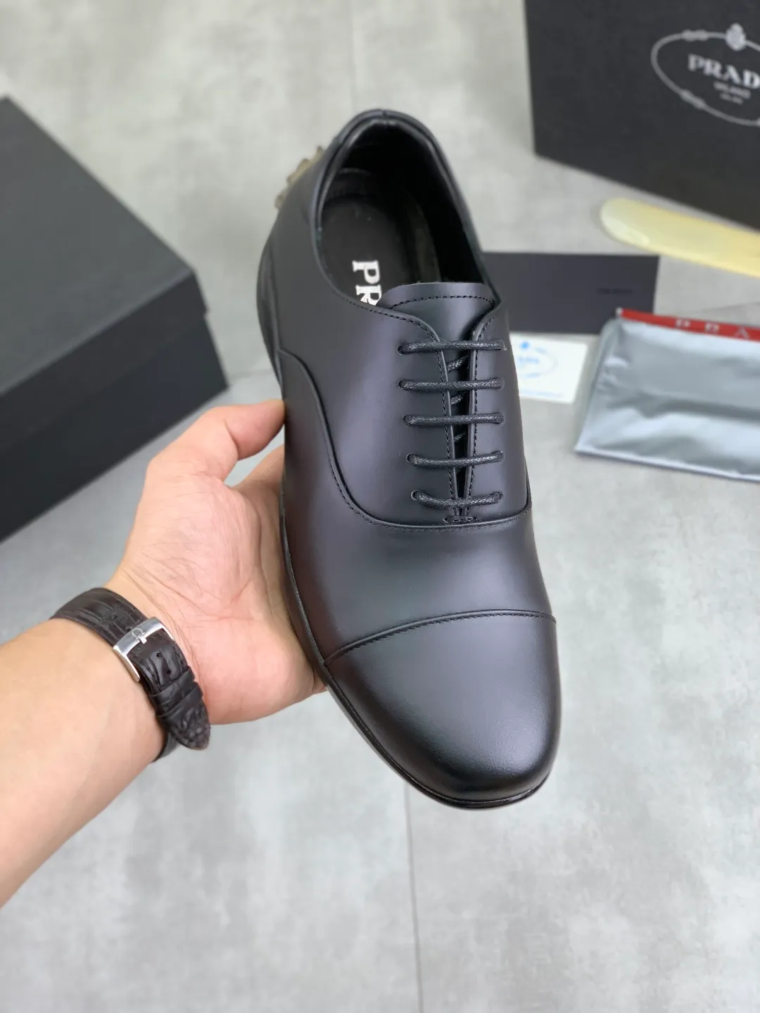 Men's men's shoes💰P580💰【New style】Top quality, classic popular models on the official website, timeless for a century,🆘 The trendy brand (Prada) mainly promotes popular models, avant-garde and versatile fashionable men's shoes, private version molding, cowhide surface splicing 1:1 oil edge processing... fashionable and simple, original imported cowhide interior cowhide feet; the atmosphere and personality are more fashionable, eye-catching and pursuing class. It will subvert old ideas and be a must-have for fashionistas who want to spend time with you! Must keep it! High-end comfort, high-end quality workmanship. Size: 38-44 Available in black. full package